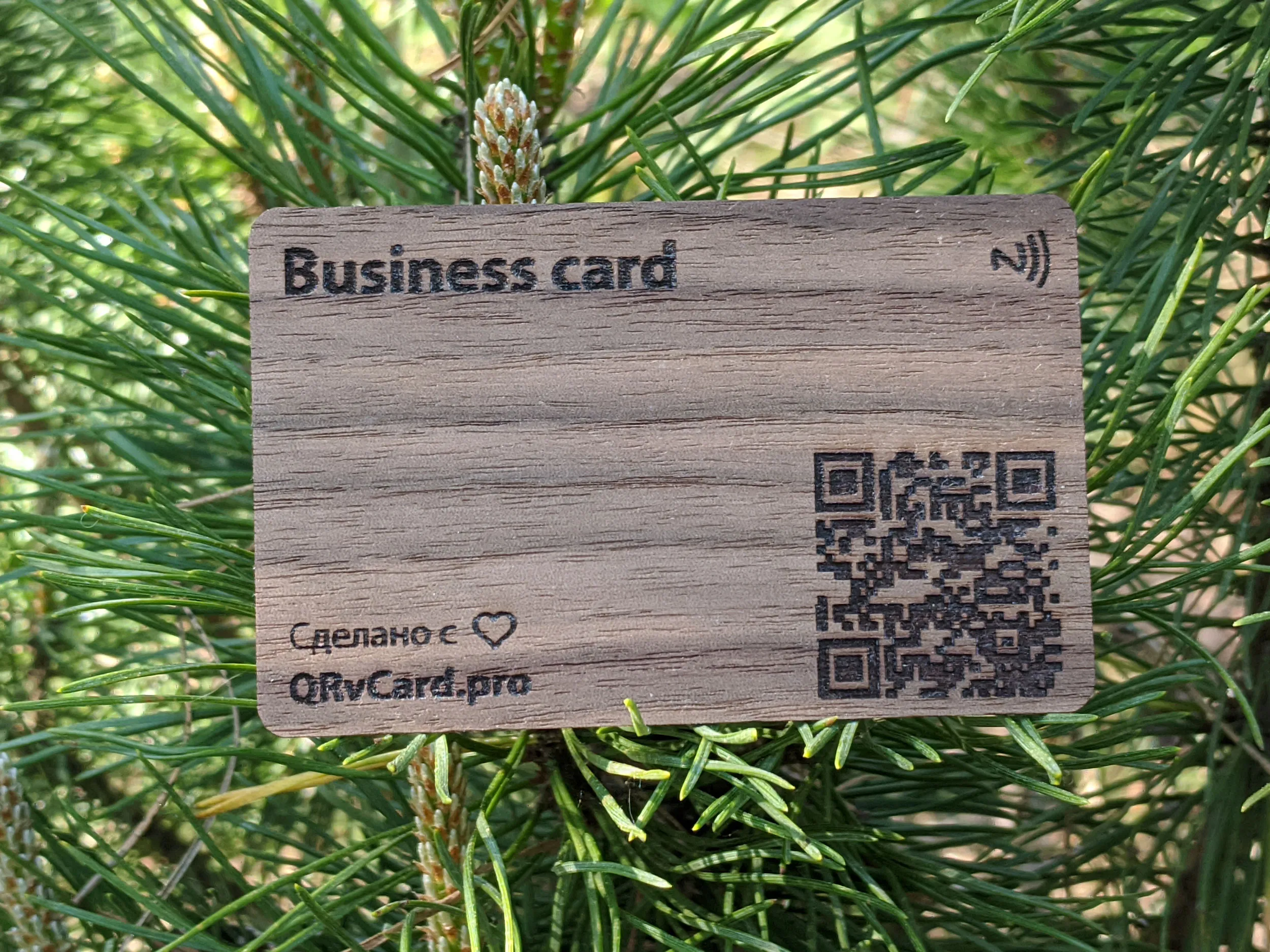 Умная визитка из дерева Африканского ореха с NFC чипом и QR-кодом