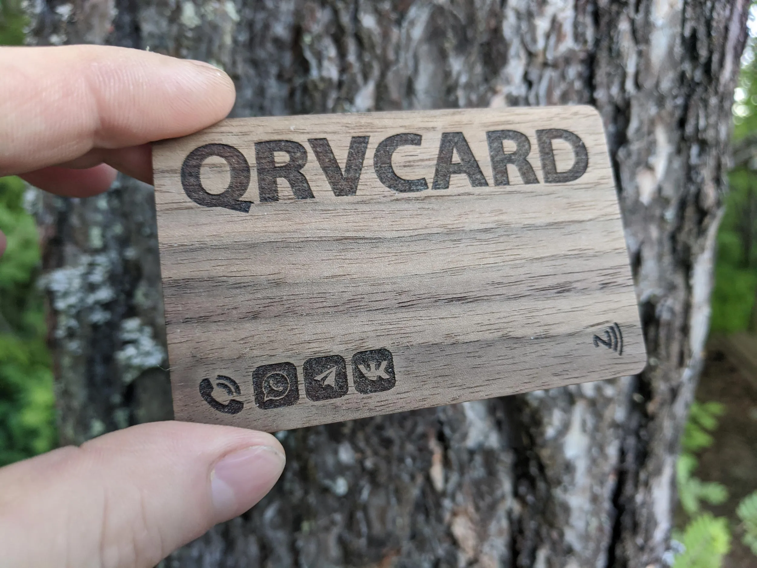 Умная визитка из дерева Африканского ореха с NFC чипом и QR-кодом с лазерной гравировкой