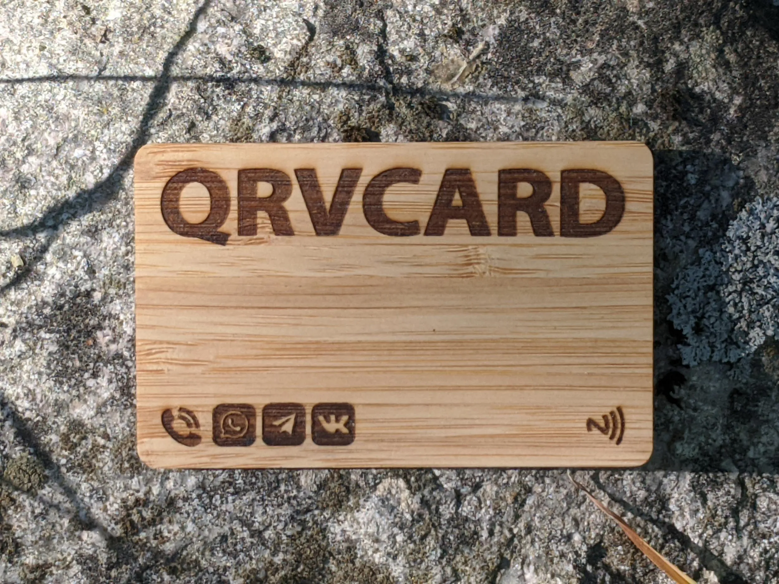 Умная визитка из Бамбука с NFC чипом и QR-кодом с лазерной гравировкой
