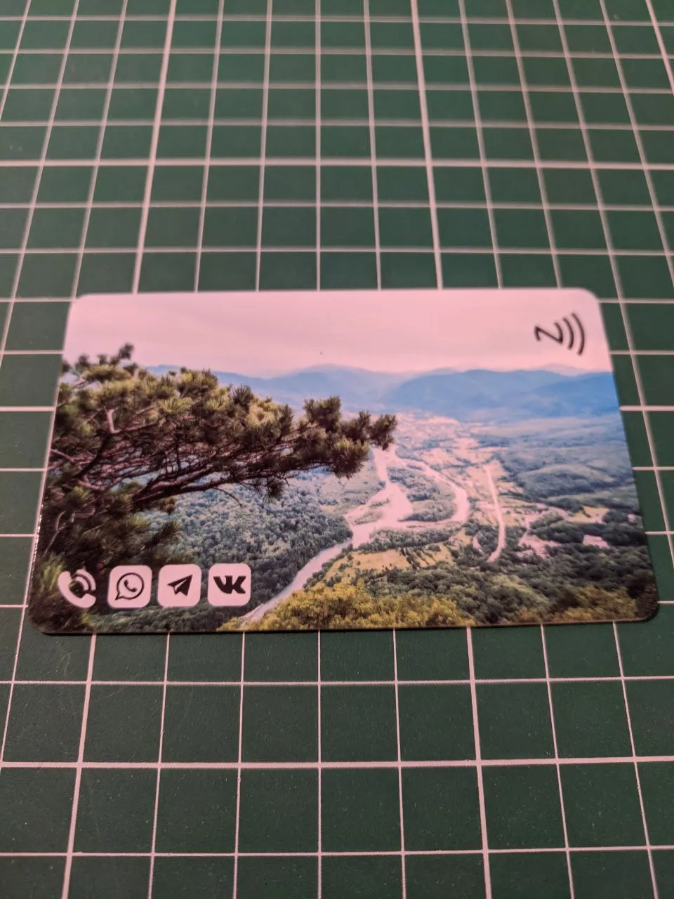 Бесконтактная Умная визитки в подарок на Юбилей
Примеры индивидуального дизайна визитки из пластика с NFC чипом и QR-кодом.