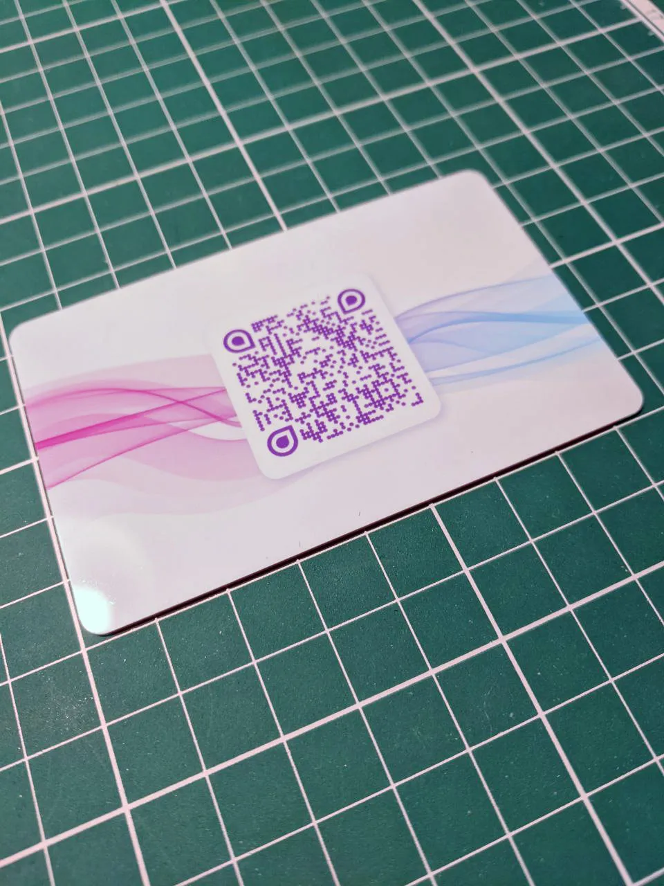 Умная NFC визитка из влагостойкого пластика c QR-кодом в стандартном-светлом дизайне