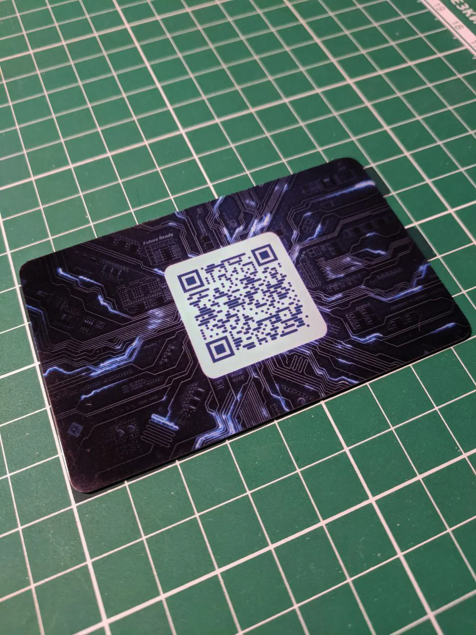 Умная NFC визитка c QR-кодом из влагостойкого пластика в стандартном-темном дизайне