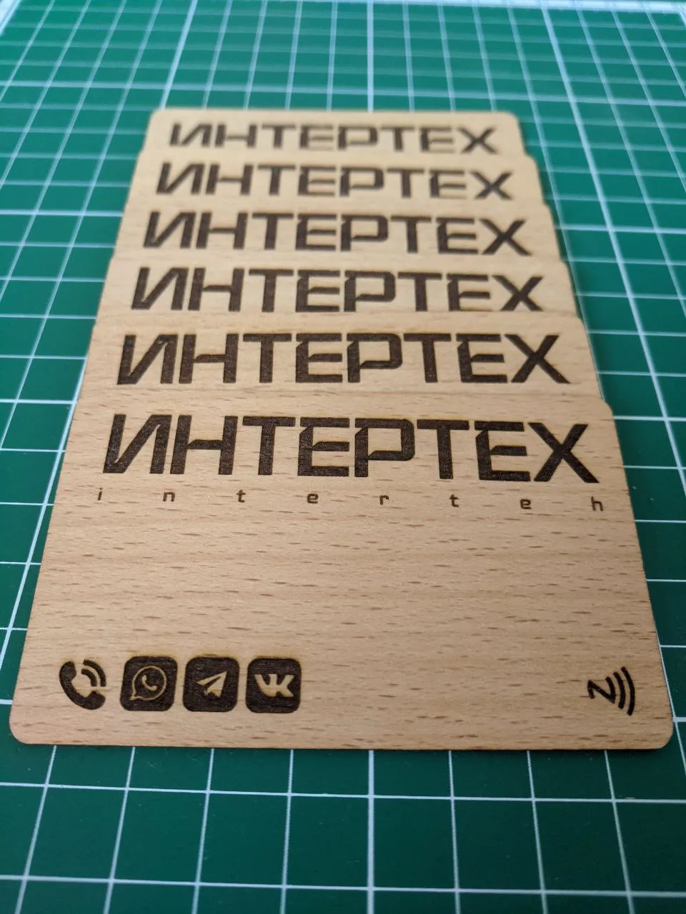 Умная NFC визитки из дерева Бук с индивидуальным дизайном для компании ИнтерТех