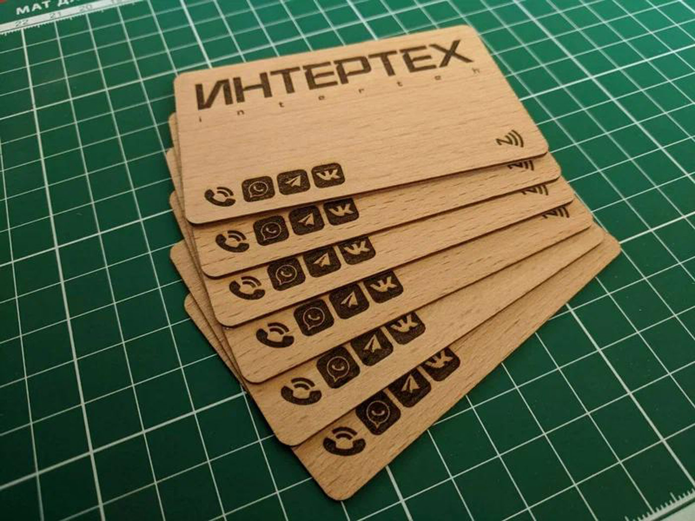 Умная NFC визитки из дерева Бук с индивидуальным дизайном для компании ИнтерТех