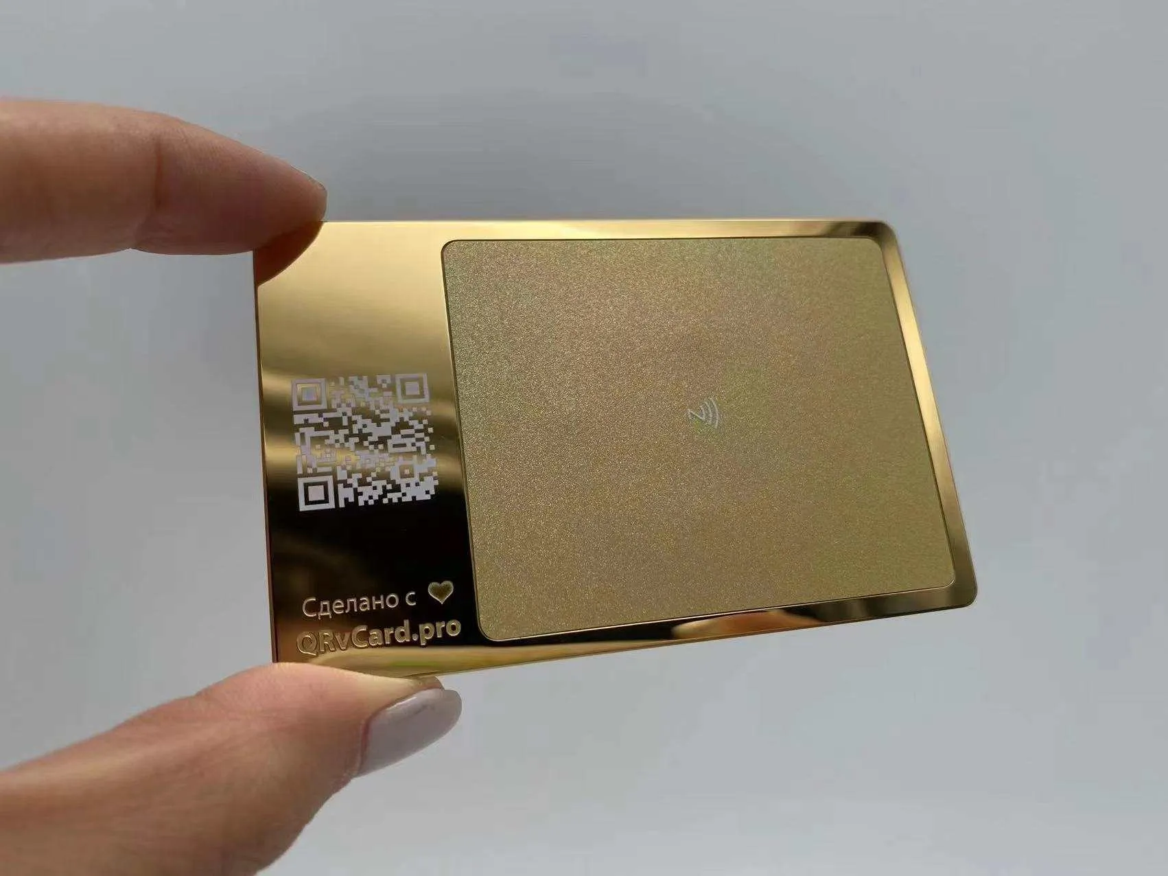 Золотая карта 24K Gold NFC от QRvCARD PRO