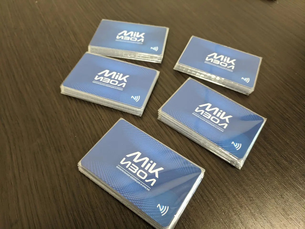 NFC визитки из пластика с индивидуальным дизайном для компании Mik изол