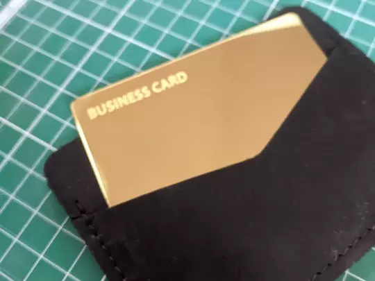 NFC-визитка из металла (Gold 24K) с подарочным кард-холдером ручной работы из натуральной кожи